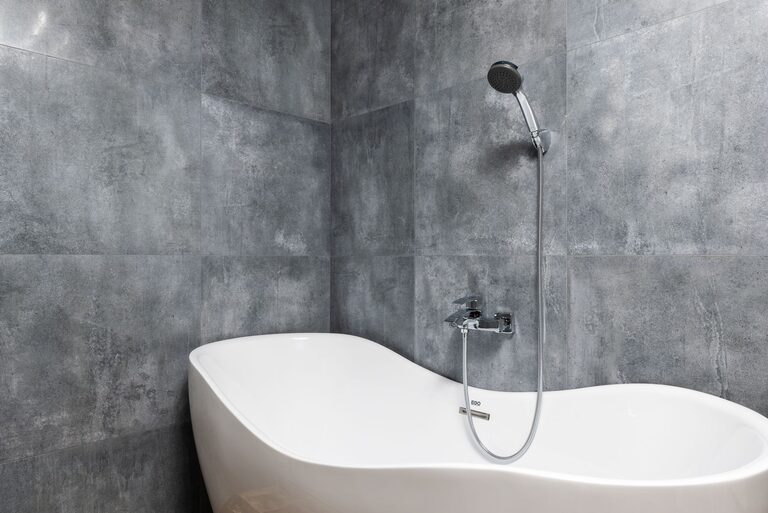 How to Create a Minimalist Bathroom Setup for a Clean, Calm Space